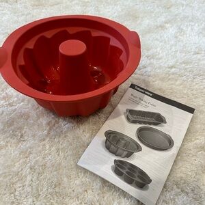 Tupperware Magic Bakewear Silicone Baking Form Round Bundt Pan Mold Red